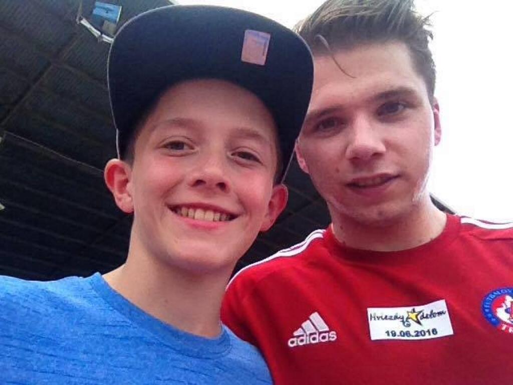 Útočník Samuel Honzek patrí k najväčším nádejám slovenského hokeja. Pre rokmi sa odfotil s talentovaným Martinom Réwayom.
