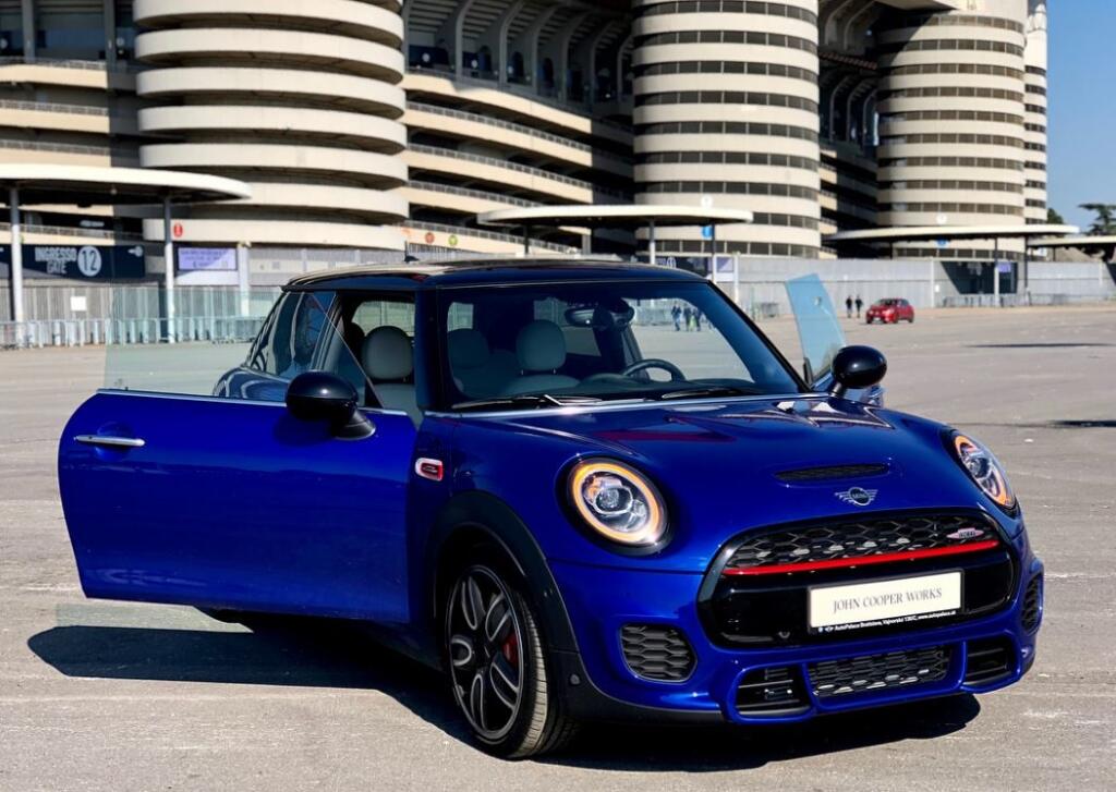 V Taliansku parkuje v garáži Milan Škriniar aj modrý MINI Cooper v edícii John Cooper Works 2