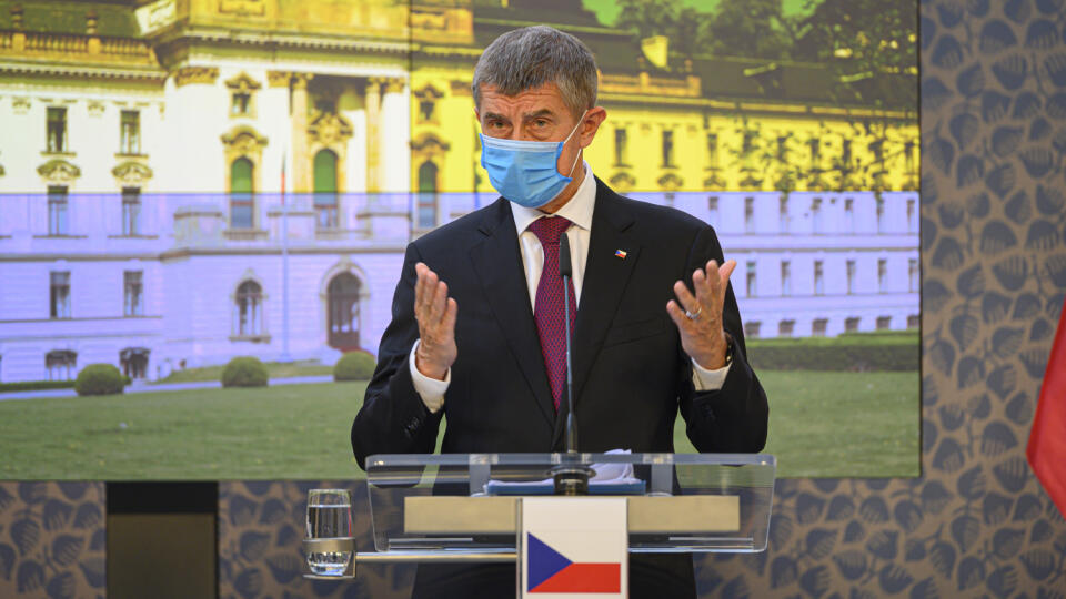 Český premiér Andrej Babiš počas tlačovej konferencie so slovenským predsedom vlády Igorom Matovičom v Prahe v stredu 3. júna 2020. Slovenský premiér pricestoval na svoju prvú oficiálnu zahraničnú návštevu, ktorá podľa tradície viedla do Českej republiky. Obaja premiéri oznámili, že sa od polnoci obnoví neobmedzený režim na hraniciach medzi Slovenskou a Českou republikou. FOTO TASR - Michal Svítok