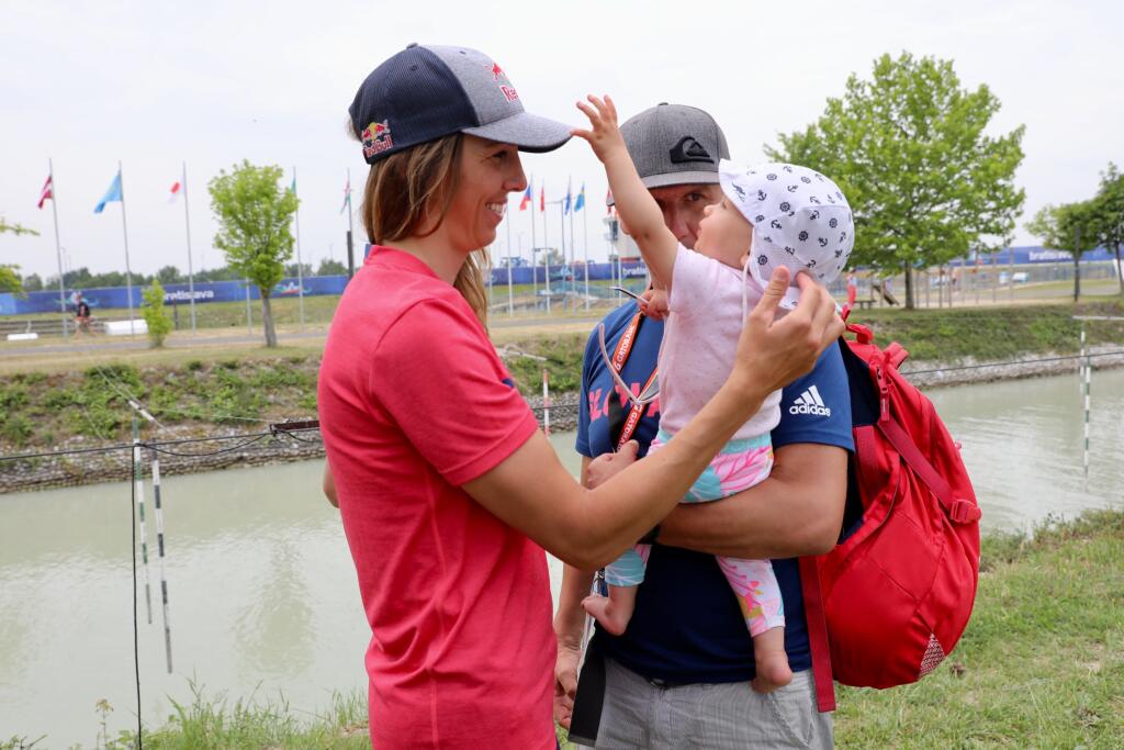 Dukátová v strachu o svoje a hlavne zdravie dcérky, ktorá je v Austrálii s ňou, sa rozhodla na poslednú chvíľu utiecť domov. Na sociálnej sieti opisovala dramatické okolnosti odchodu od „protinožcov“.