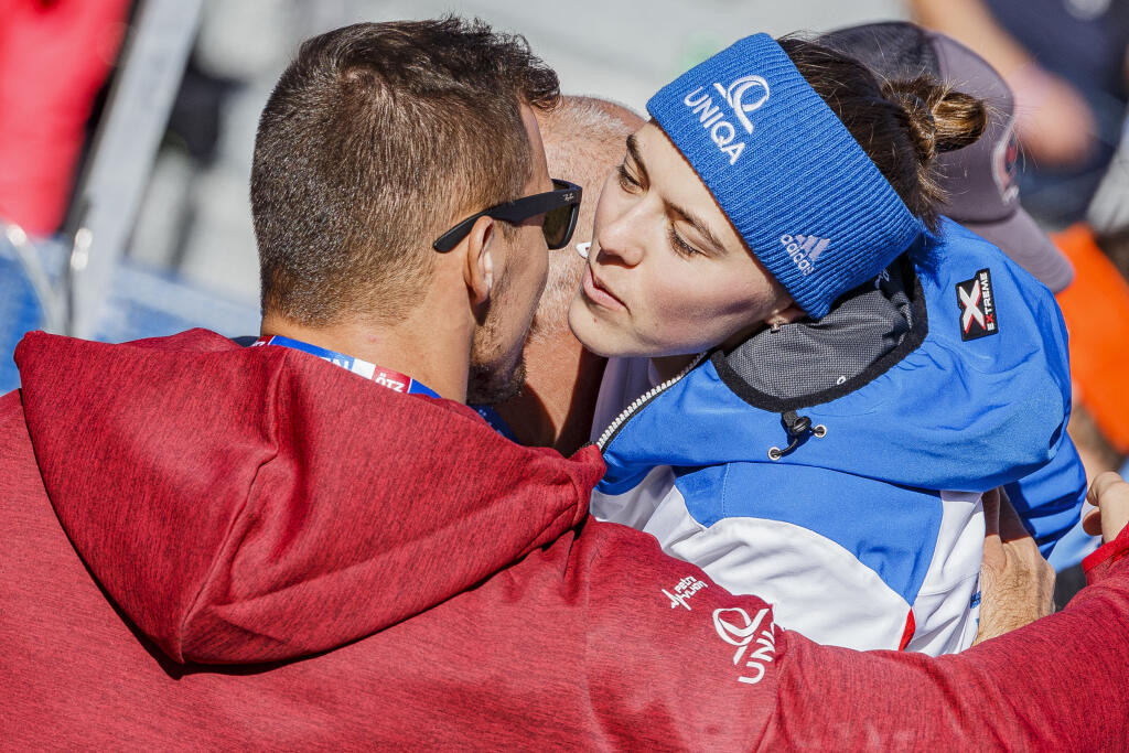 Na snímke Petra Vlhová a Michal Kyselica počas druhého kola obrovského slalomu v rakúskom Söldene.