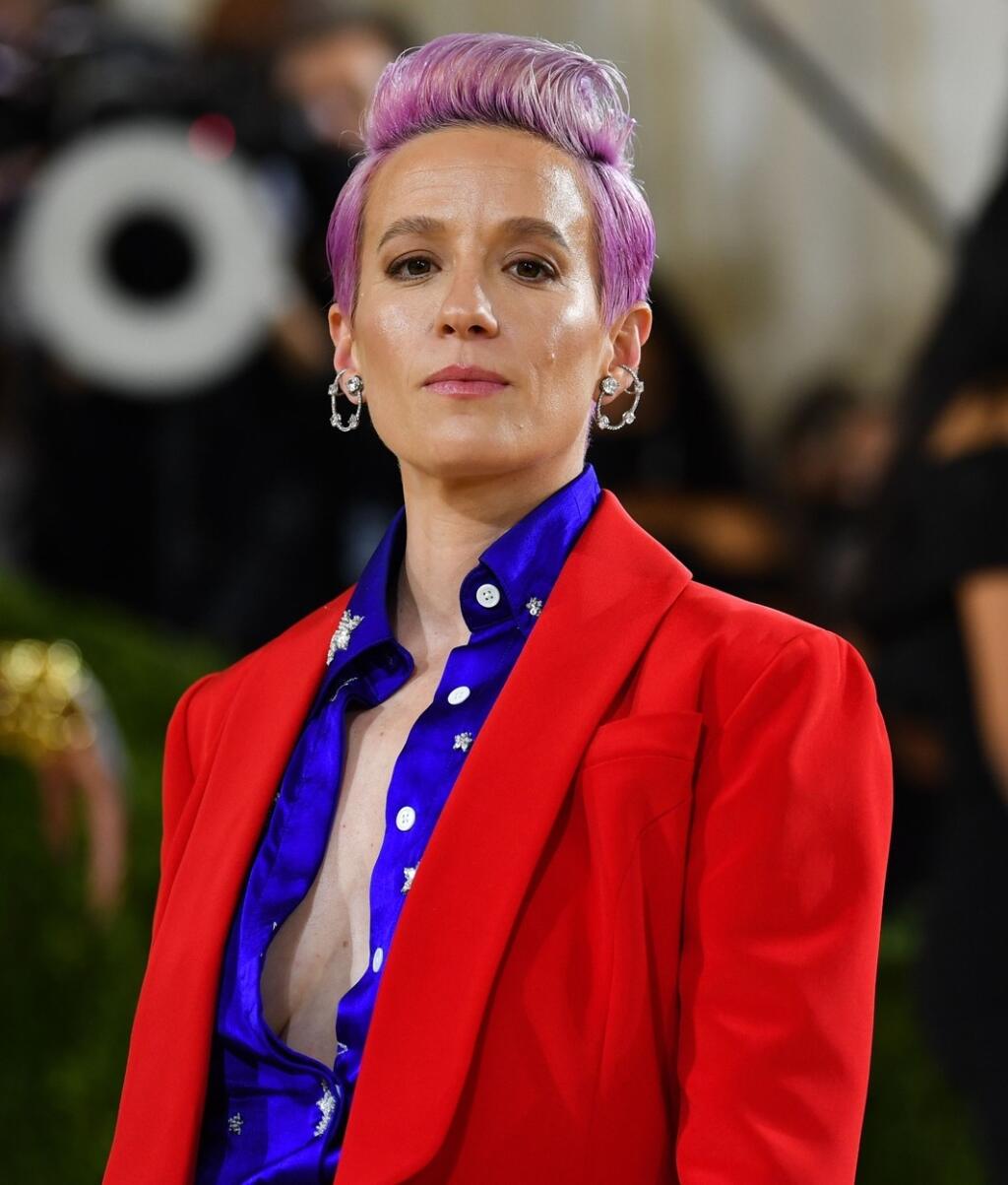 Futbalistka Meghan Rapinoe ako bojovníčka proti sexizmu a za zrovnoprávnenie žien s mužmi predviedla azda najhlbší výstrih večera.