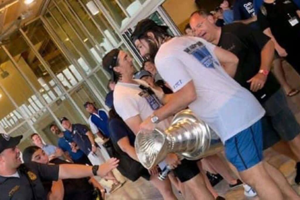 Bujaré oslavy si vyžiadali aj svoju obeť, šampiónom NHL sa podarilo poškodiť trofej, ktorá musela putovať do opravy.