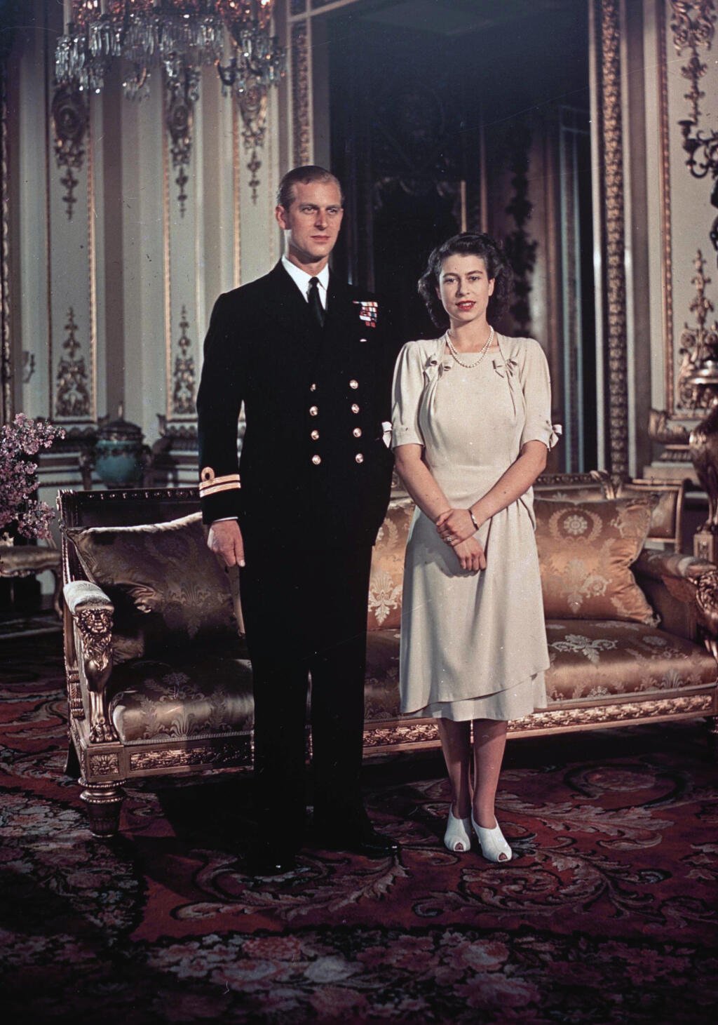 KK27 Londýn - Na archívnej snímke zo septembra 1947 britská korunná princezná Alžbeta a Philip Mountbatten pózujú pre fotografiu v Londýne. Britský princ Philip, manžel kráľovnej Alžbety II., zomrel v piatok 9. apríla 2021 vo veku 99 rokov. Oznámil to Buckinghamský palác.
