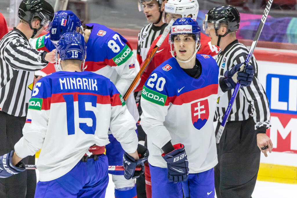 Na snímke je Juraj Slafkovský počas štvrtého zápasu základnej skupiny MS 2022 v Helsinkách, v ktorom nastúpili slovenskí hokejisti proti Švajčiarsku.