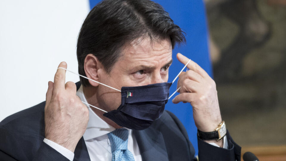 Na snímke taliansky premiér Giuseppe Conte s ochranným rúškom počas tlačovej konferencie o opatreniach na oživenie hospodárstva po prepuknutí pandémie koronavírusu v Ríme v utorok 7. júla 2020.