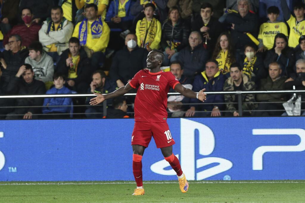 Hráč Liverpoolu Sadio Mane oslavuje po tom, ako strelil tretí gól počas odvetného zápasu semifinále Ligy majstrov FC Villarreal - FC Liverpool vo Villarreale 3. mája 2022.