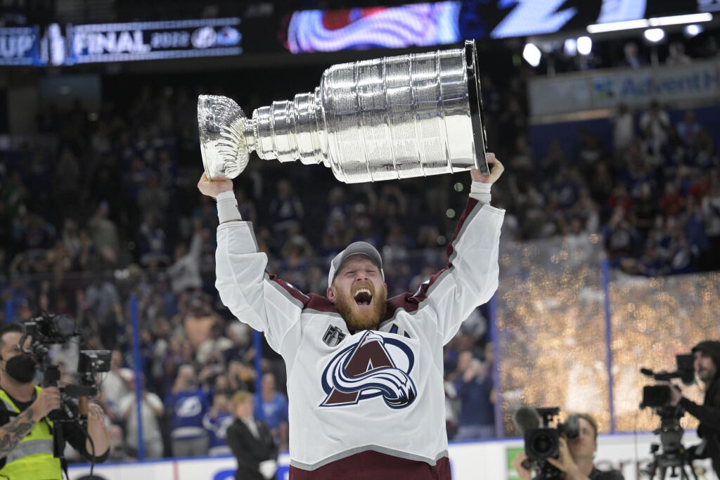 PK 16 Tampa - Na snímke švédsky hráč Colorada Avalanche Gabriel Landeskog dvíha nad hlavu pohárovú trofej po víťazstve v šiestom zápase finále NHL Tampa Bay Lightning - Colorado Avalanche v Tampe 26. júna 2022. Hokejisti Colorada Avalanche získali tretíkrát v histórii Stanleyho pohár. V šiestom dueli finále play off NHL zvíťazili v noci na pondelok na ľade Tampy Bay Lightning 2:1 a v celej sérii triumfovali 4:2 na zápasy.