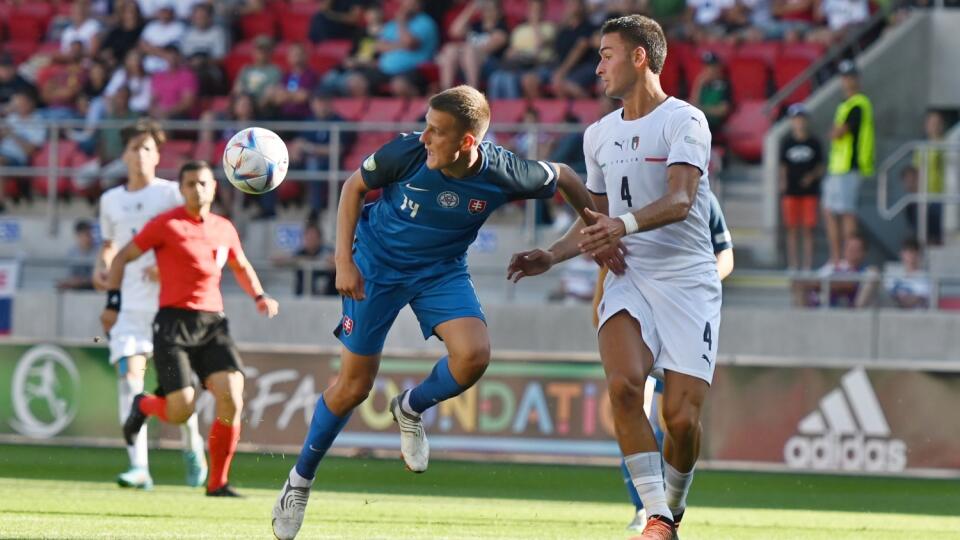 Na snímke zľava hráč Slovenska Máté Szolgai a hráč Talianska Diego Coppola počas zápasu finálového turnaja Majstrovstiev Európy do 19 rokov Slovensko - Taliansko v Trnave v utorok 21. júna 2022. FOTO TASR - Lukáš Grinaj