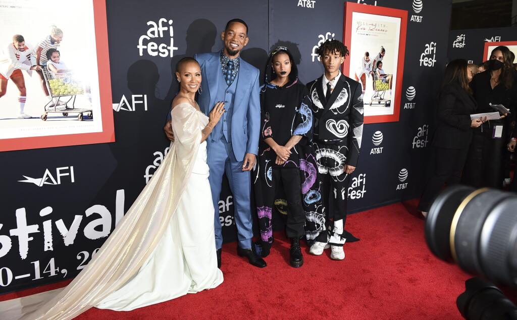 Zľava Jada Pinkettová Smithová, Will Smith, Willow Smithová a Jaden Smith prichádzajú na premiéru filmu King Richard počas filmového festivalu AFI Fest 14. novembra 2021 v Los Angeles.