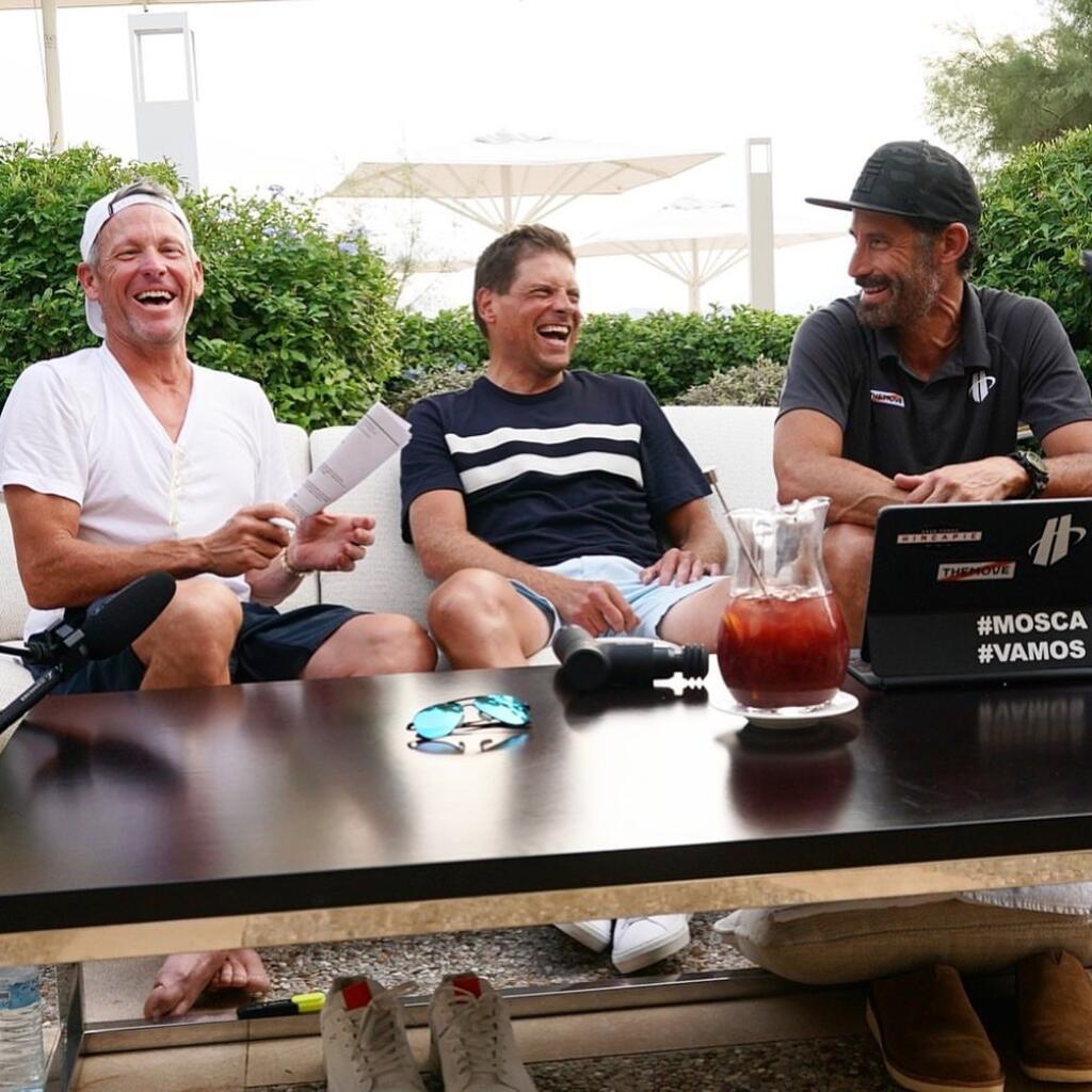 Napriek tomu, že boli Armstrong a Ullrich veľkí súperi, tak sa z nich stali aj veľkí kamaráti.