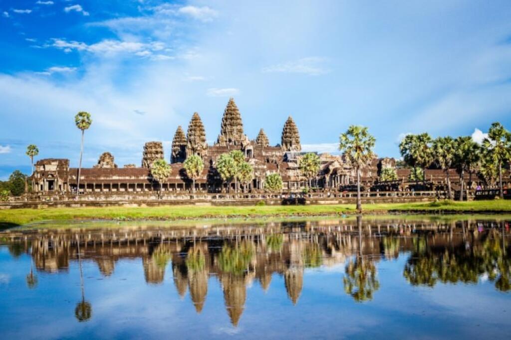 Siem Reap - Toto kambodžské mesto je vstupnou bránou do úchvatného historického komplexu Angkor Wat. Ten patrí k najvýznamnejším kultúrnym pamiatkam a archeologickým nálezískám v celej Ázii. Nachádza sa v ňom vyše tisíc pozostatkov tradičných khmérskych chrámov. Mnohé sú stále veľmi zachovalé a ročne prilákajú vyše 2 milióny turistov.