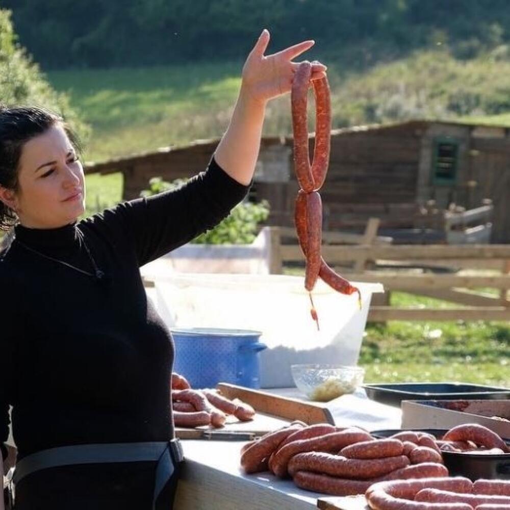 Klobásy, slanina... Všetko im napadli červy.