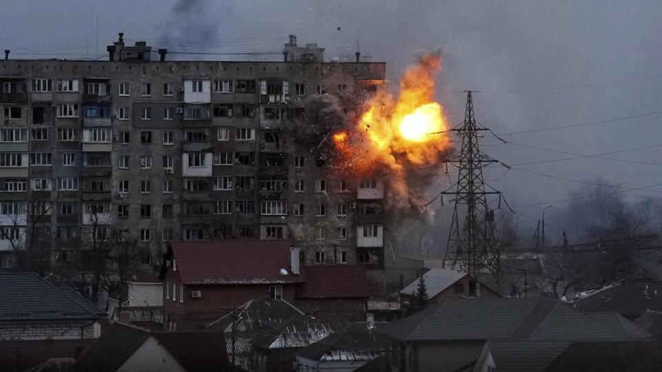 WA 46 Mariupol - Une explosion qui a frappé un immeuble d'appartements après qu'un char russe a été tiré dans la ville portuaire de Marioupol lors du 16e jour de l'invasion russe de l'Ukraine, le vendredi 11 mars 2022. PHOTO TASR / AP Mariupol, Ukraine, vendredi , 11 mars 2022. (Photo AP / Evgeniy Maloletka)