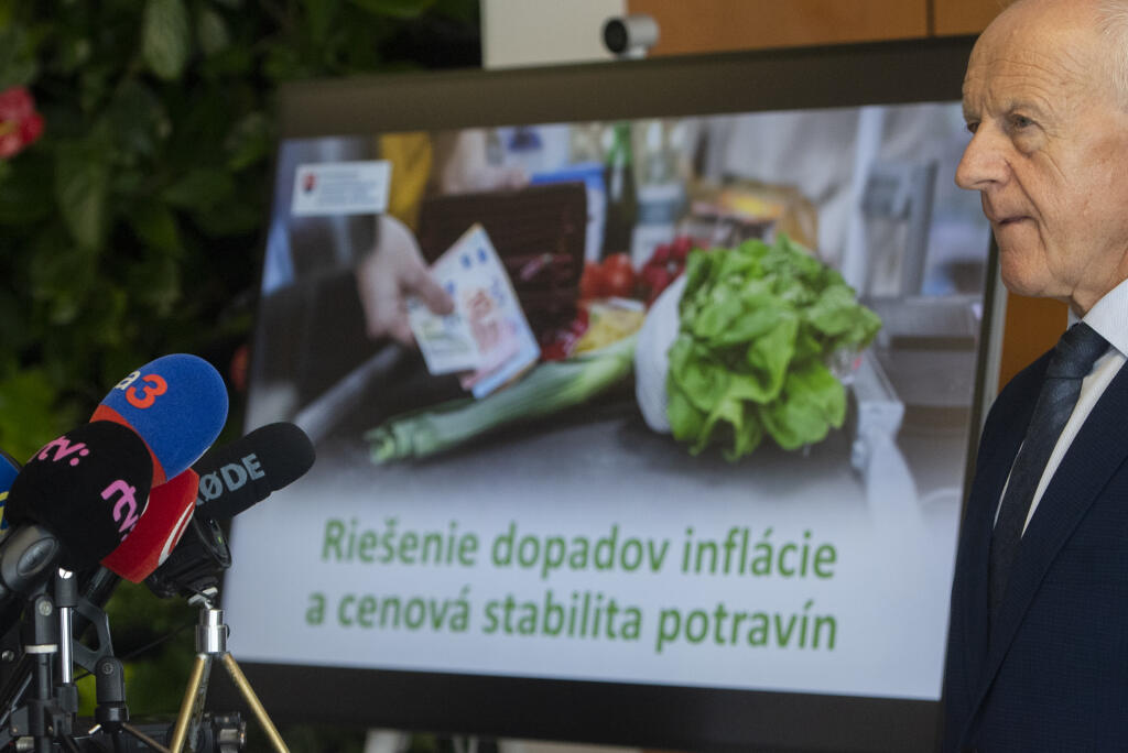 Na snímke minister poľnohospodárstva a rozvoja vidieka SR Jozef Bíreš počas tlačovej konferencie na tému 