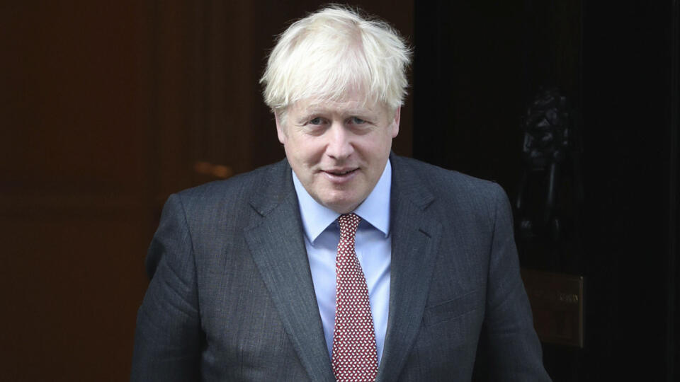 Na snímke britský premiér Boris Jpohnson opúšťa svoje sídlo na Downing Street v Londýne 21. septembra 2020.