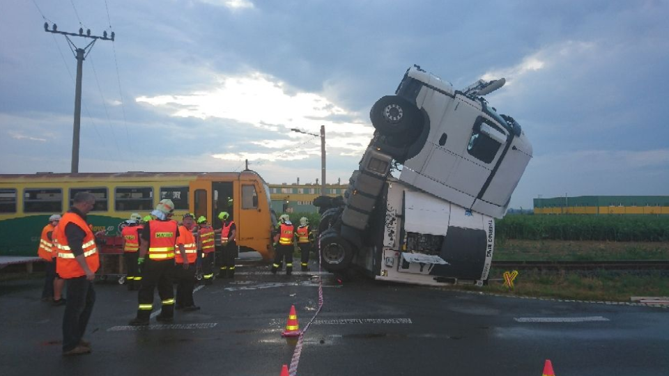 Zrážka vlaku s kamiónom v okrese Opava si vyžiadala 10 zranených