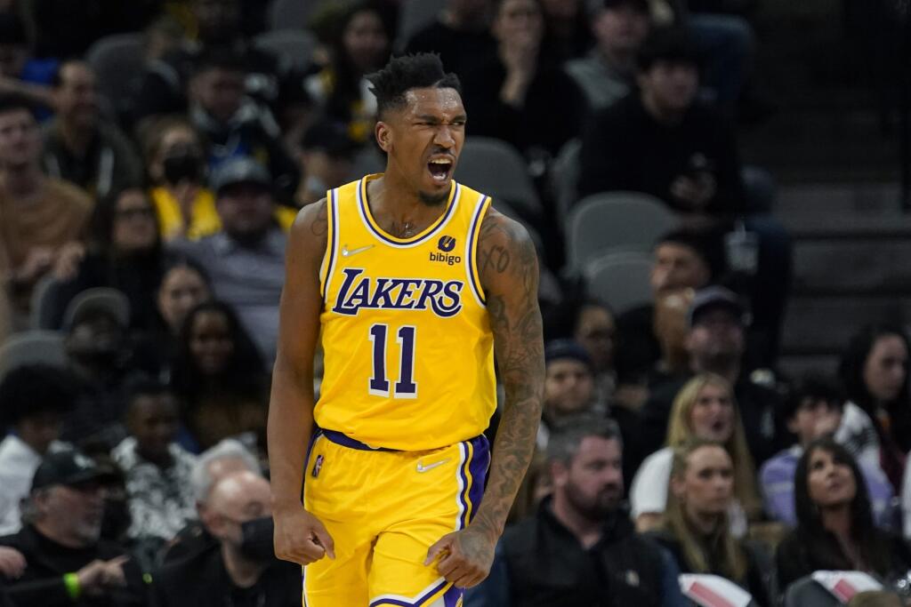 JB 5 San Antonio - Hráč Los Angeles Lakers Malik Monk reaguje po tom, ako skóroval proti San Antoniu Spurs v basketbalovom zápase zámorskej NBA v San Antoniu 7. marca 2022. FOTO TASR/AP
Los Angeles Lakers guard Malik Monk (11) reacts after scoring against the San Antonio Spurs during the second half of an NBA basketball game, Monday, March 7, 2022, in San Antonio. (AP Photo/Eric Gay)