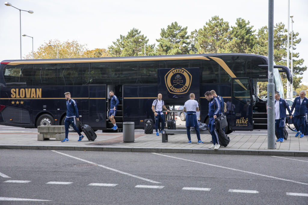 Autobus Slovana dorazil na bratislavské letisko po 11:00.
