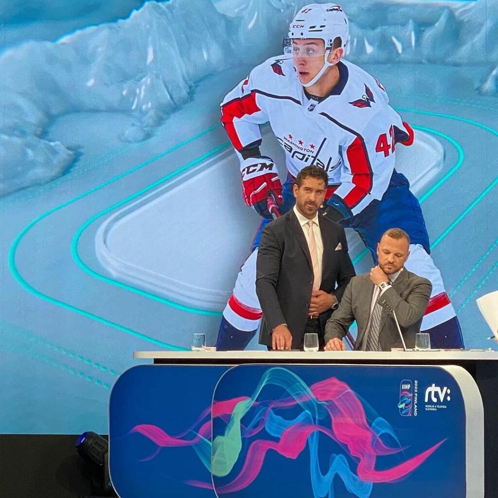 Kým niekdajší elitný útočník hviezdi v štúdiu RTVS počas majstrovstiev sveta, jeho manželka sa pomaly pripravuje na pôrod.
