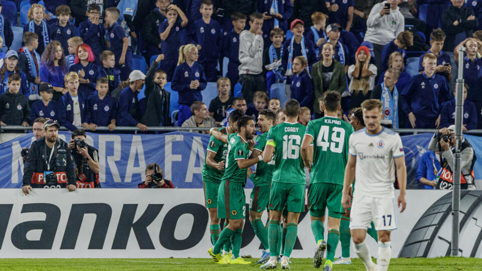 Štvrtkový prvý zápas osemfinále Európskej ligy vo futbale medzi Olympiakosom Pireus a Wolverhamptonom Wanderers odohrajú pred prázdnymi tribúnami.