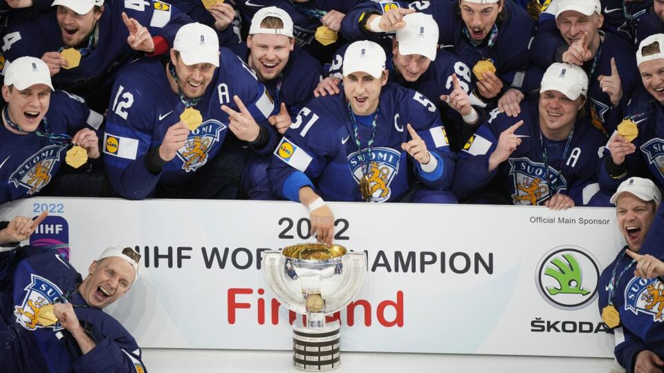 EBE 97 Tampere - Na snímke hráči Fínska pózujú pre spoločnú fotografiu po víťazstve vo finále 85. majstrovstiev sveta v ľadovom hokeji v zápase Fínsko - Kanada (4.3) vo fínskom Tampere v nedeľu 29. mája 2022. FOTO TASR/AP
Team Finland poses for a photo after the Hockey World Championship final match between Finland and Canada, Sunday May 29, 2022, in Tampere, Finland. Finland won 4-3 in overtime. (AP Photo/Martin Meissner)