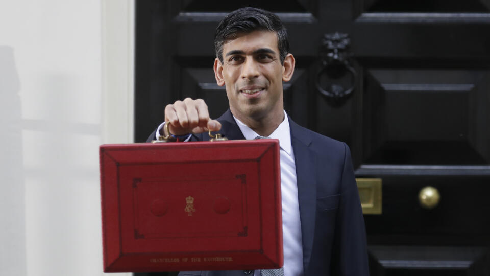 KK9 Londýn - Britský minister financií Rishi Sunak pózuje s tradičným červeným kufríkom pred Downing Street 11 v Londýne 11. marca 2020. Rishi Sunak prezentoval návrh rozpočtu na ďalší finančný rok v parlamente. FOTO TASR/AP
Britain's Chancellor of the Exchequer Rishi Sunak stands outside No 11 Downing Street and holds up the traditional red box that contains the budget speech for the media, he will then leave to make budget speech to House of Commons, London, Wednesday, March 11, 2020. Britain