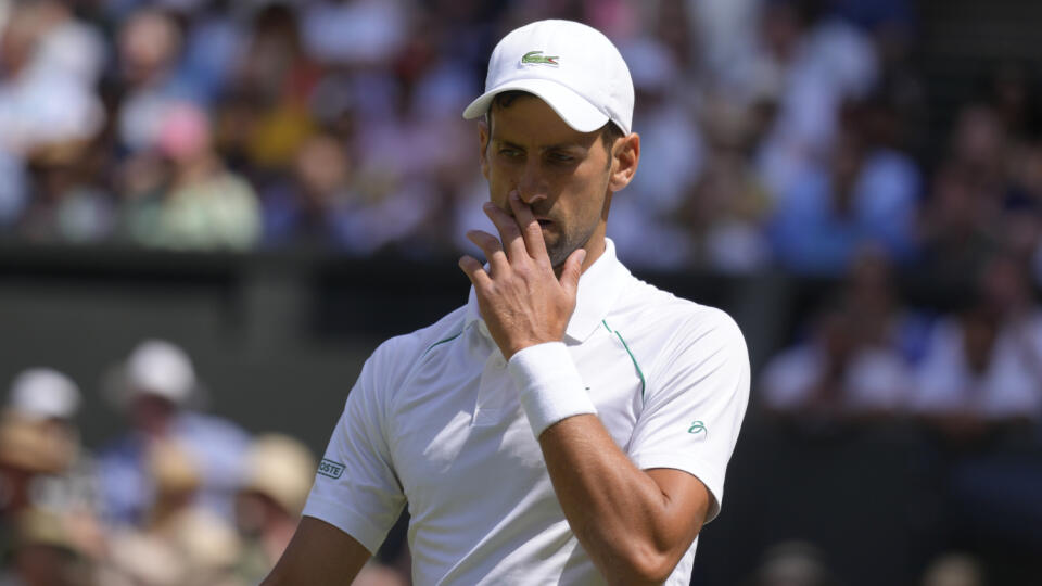 JB 67 Londýn - Srbský tenista Novak Djokovič reaguje v zápase proti Austrálčanovi Nickovi Kyrgiosovi vo finále dvojhry mužov na grandslamovom tenisovom turnaji Wimbledon v Londýne 10. júla 2022. FOTO TASR/AP
Serbia's Novak Djokovic looks on during the final of the men's singles against Australia's Nick Kyrgios on day fourteen of the Wimbledon tennis championships in London, Sunday, July 10, 2022. (AP Photo/Kirsty Wigglesworth)