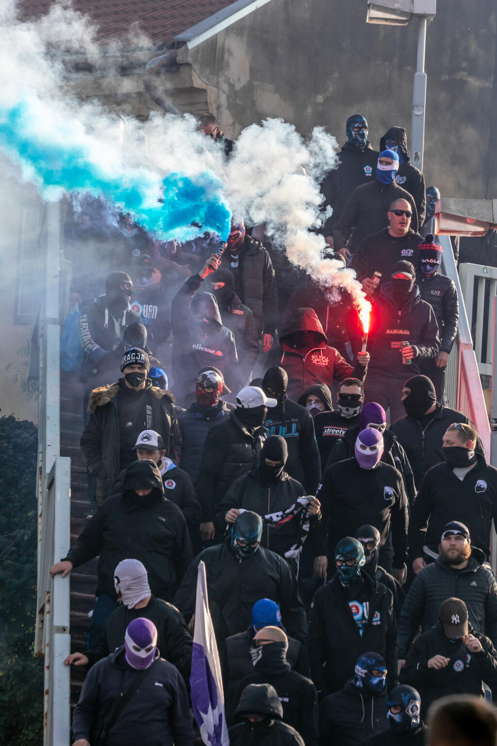 Na snímke je príchod fanúšikov ŠK Slovan Bratislava do Trnavy a ich eskorta na štadión FC Spartak Trnava.