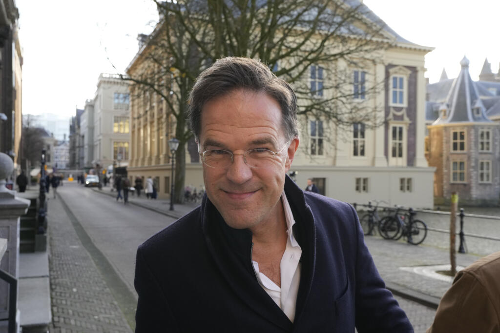 JB 10 Haag - Odchádzajúci holandský premiér Mark Rutte stredopravej vlády kráča na ulici v Haagu 23. novembra 2023 deň po tom, ako líder holandskej krajne pravicovej, protiislamskej Strany pre slobodu (PVV) Geert Wilders zvíťazil v parlamentných voľbách v Holandsku. Čiastkové výsledky stredajších parlamentných volieb v Holandsku potvrdili výrazné víťazstvo krajne pravicovej a protiislamskej strany Geerta Wildersa. Medzi prvými mu gratuloval k víťazstvu maďarský premiér Viktor Orbán, informovala 