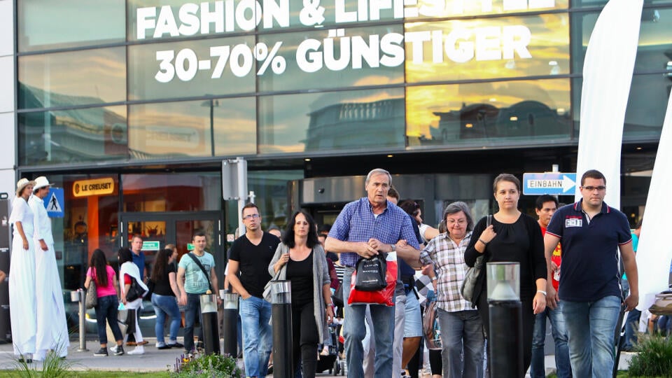 Na snimke atmosfera pocas Late Night Shopping v Designer Outlet Parndorf.
