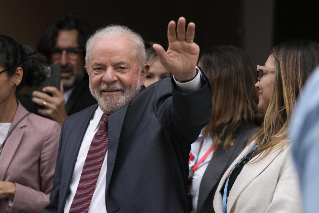 JB 12 Šarm aš-Šajch - Novozvolený brazílsky prezident Luiz Inácio Lula da Silva máva pri odchode zo zasadnutia na Klimatickej konferencii OSN COP 27 v egyptskom Šarm aš-Šajchu 16. novembra 2022. FOTO TASR/AP

Brazilian President-elect Luiz Inacio Lula da Silva waves as he leaves a session at the COP27 U.N. Climate Summit, Wednesday, Nov. 16, 2022, in Sharm el-Sheikh, Egypt. (AP Photo/Peter Dejong)