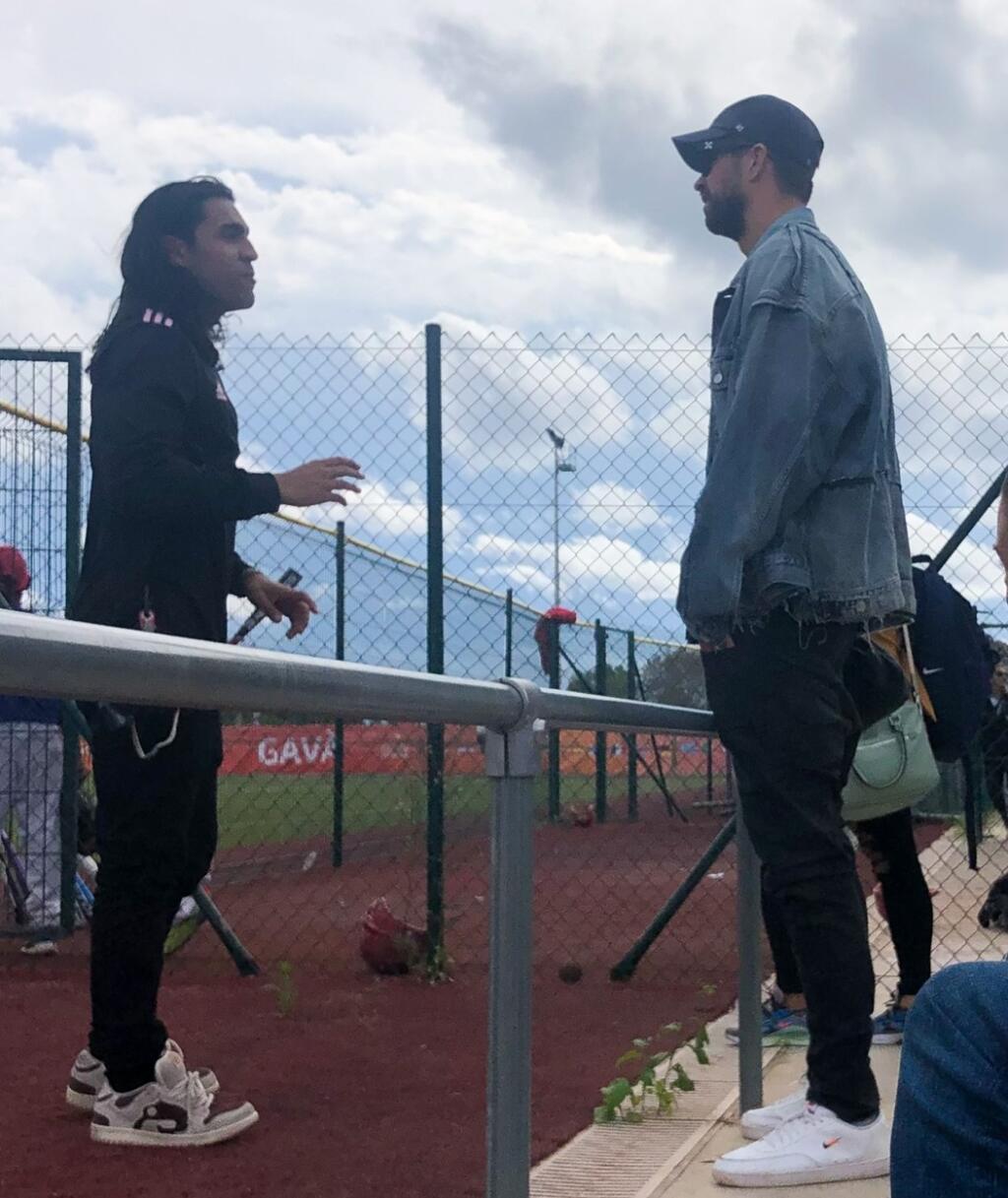 Piqué si zápas užíval asi desať metrov od bývalej partnerky Shakiry, ktorú podlo podvádzal. A paparazzi ich nezabudli nafotiť.