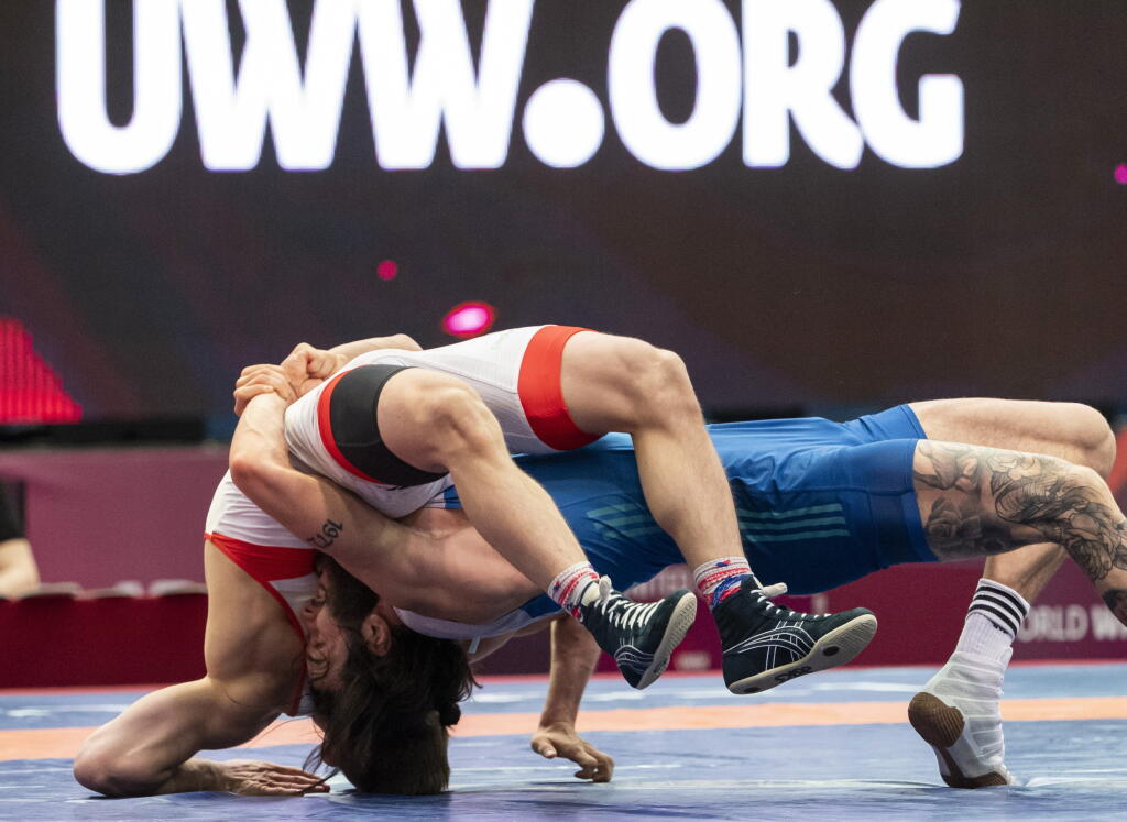 JB 62 Budapešť - Fínsky zápasník Matias Olavi Iisakki Lipasti (v bielom) a Slovák Denis Horváth (v modrom) bojujú v hmotnostnej kategórii do 77 kg na európskom kvalifikačnom turnaji na OH2020 v Tokiu v grécko-rímskom zápasení v Budapešti 20. marca 2021. FOTO TASRT/DUNA/MTI/Zsolt Szigetvary
Matias Olavi Iisakki Lipasti of Finland (white) and Denis Horvath of Slovakia fight in the men's Greco-Roman wrestling 77 kg category of the European Wrestling Olympic Qualification Tournament in the BOK Spor