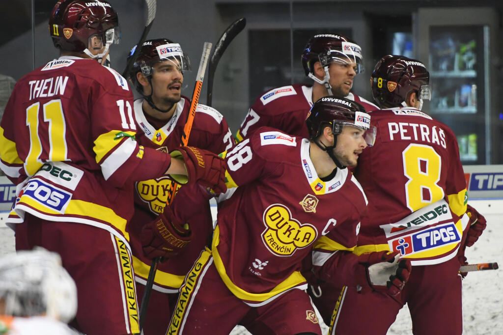 Na snímke radosť hráčov HK Dukla Trenčín z gólu na 1:1 v 6. kole hokejovej Tipos extraligy HC Košice - HK Dukla Trenčín 2. októbra 2022 v Košiciach. FOTO TASR – Milan Kapusta