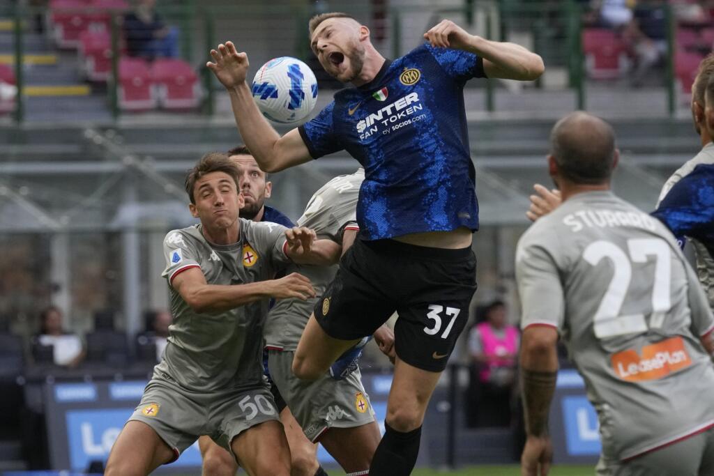 Futbalista Andrea Cambiaso a Milan Škriniar (uprostred) z Interu Miláno počas zápasu 1. kola talianskej Serie A Inter Miláno - FC Janov 21. augusta 2021 v Miláne.