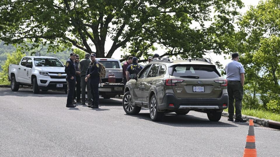 Štyria ľudia vrátane pilota zomreli v nedeľu pri havárii ľahkého lietadla, ku ktorému nad Washingtonom vzlietli stíhačky. Stroj Cessna Citation havaroval v hornatom teréne vo  Virgínii asi 250 kilometrov juhovýchodne od Washingtonu.