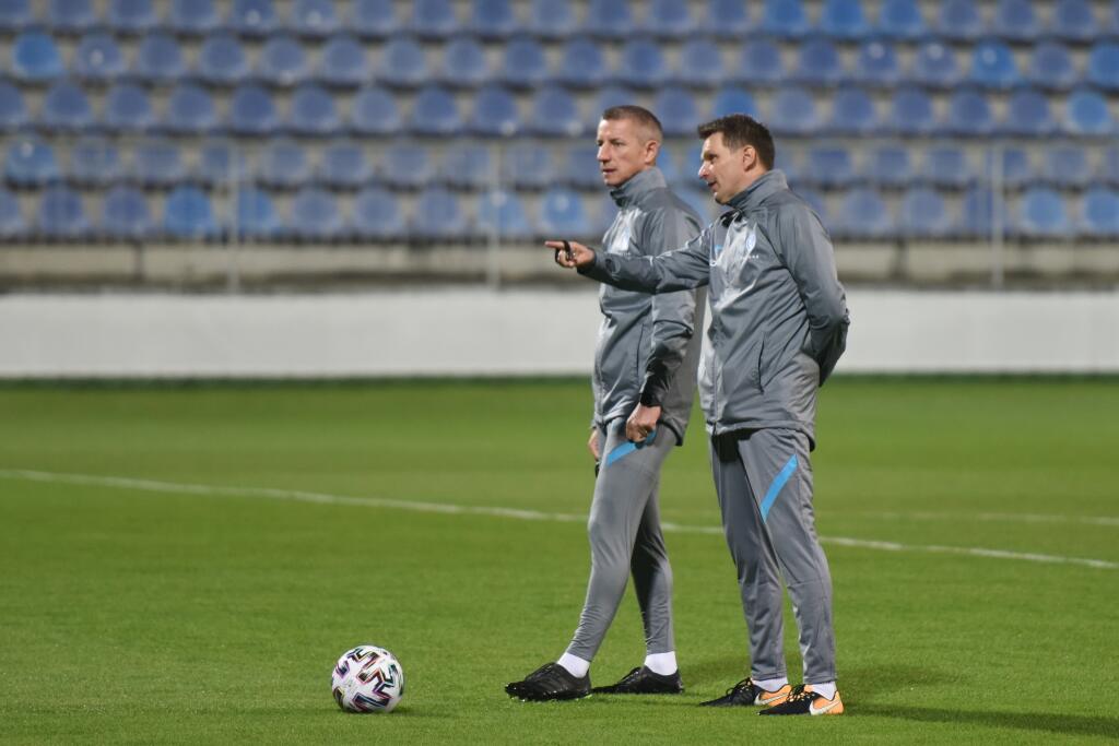 Na snímke vpravo tréner slovenskej futbalovej reprezentácie Štefan Tarkovič a asistent trénera Marek Mintál počas úvodného tréningu pred zápasom baráže o EURO 2020 so Severným Írskom a zápasmi Ligy národov proti Škótsku a Česku, v Senci v nedeľu 8. novembra 2020. FOTO TASR - Lukáš Grinaj