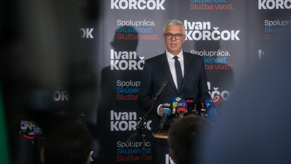 Bývalý minister zahraničných vecí a diplomat Ivan Korčok počas tlačovej konferencie v Banskej Bystrici, na ktorej oznámil, že bude kandidovať za prezidenta v budúcoročných prezidentských voľbách.