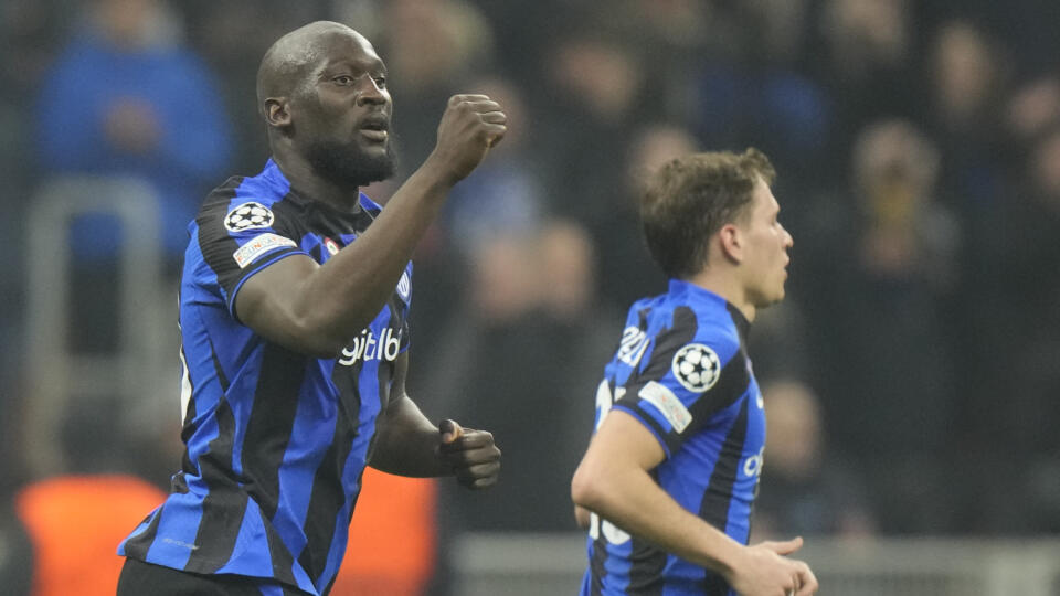 WA 5 Miláno - Futbalista Interu Miláno Romelu Lukaku (vľavo) sa teší po strelení gólu počas prvého zápasu osemfinále Ligy majstrov Inter Miláno - FC Porto v Miláne v stredu 22. februára 2023. FOTO TASR/AP
Inter Milan's Romelu Lukaku, left, celebrates after scoring during the Champions League, round of 16, first leg soccer match between Inter Milan and Porto, at the San Siro stadium in Milan, Italy, Wednesday, Feb. 22, 2023. (AP Photo/Luca Bruno)