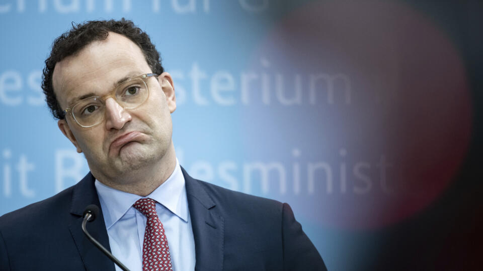 KK45 Berlín - Nemecký minister zdravotníctva Jens Spahn počas tlačovej konferencie 17. februára 2021 v Berlíne. V Nemecku sa rýchlo šíri tzv. britský variant nového koronavírusu. Oznámil to v stredu v Berlíne nemecký minister zdravotníctva Jens Spahn. Britský variant, ktorý je nákazlivejší než pôvodná forma nového koronavírusu, bol podľa Spahna v Nemecku aktuálne zistený v 22 percentách odobratých vzoriek. FOTO TASR/AP
Jens Spahn (CDU), Federal Minister of Health, speaks about coronavirus mutat