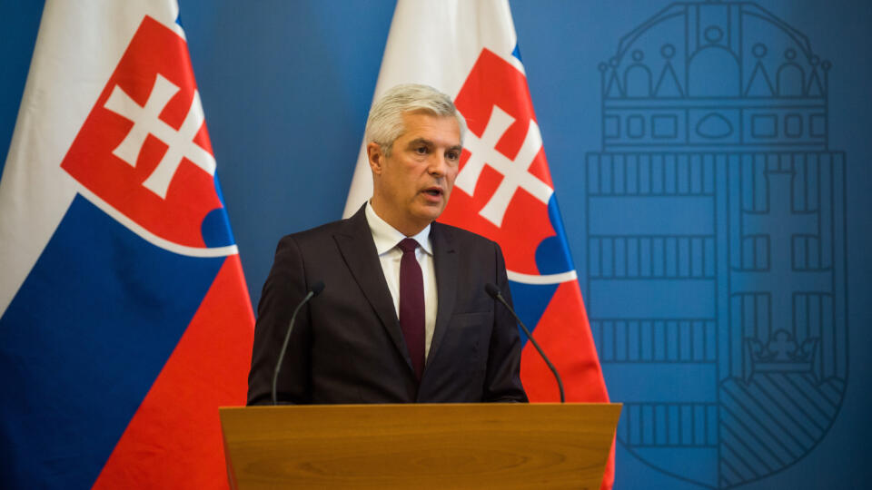 JB 29 Budapešť - Minister zahraničných vecí a európskych záležitostí SR Ivan Korčok sa v utorok 2. júna 2020 na svojej prvej oficiálnej návšteve Maďarska stretol s maďarským ministrom zahraničných vecí Péterom Szijjártóom v Budapešti. Na snímke Ivan Korčok počas tlačovej konferencie po ich stretnutí. FOTO TASR/DUNA/MTI/Zoltan Balogh
Slovakian Foreign Minister Ivan Korcok speaks during his joint press conference with Hungarian Minister of Foreign Affairs and Trade Peter Szijjarto in the Ministr