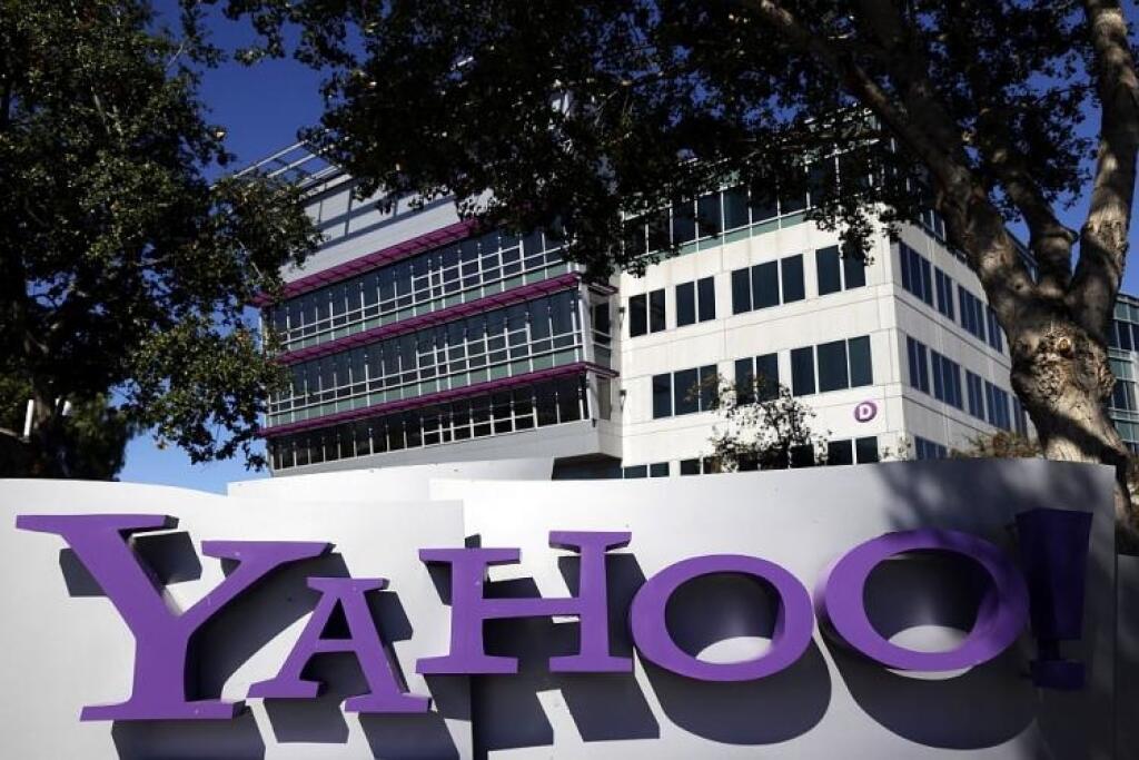 Yahoo! ťahá ľudí do práce a Facebook na homepage