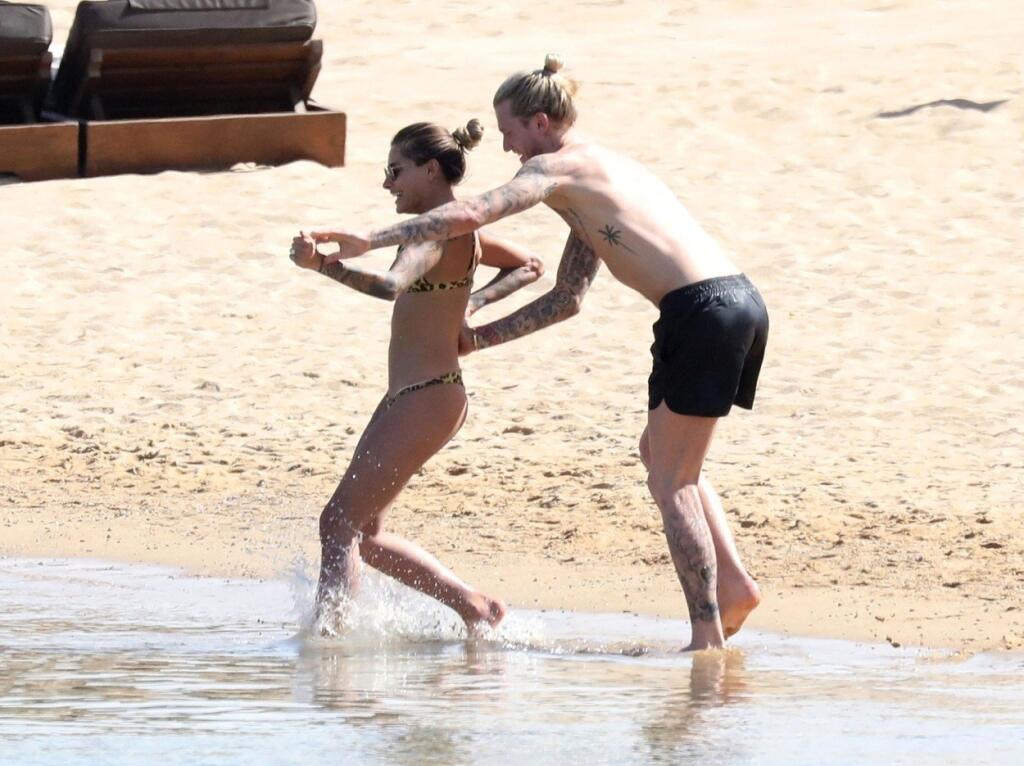 Paparazzi fotografi viackrát striehli na Kariusa na dovolenke. Takto si kedysi užíval s bývalou priateľkou Sofiou. Ich vzťahu však je koniec.