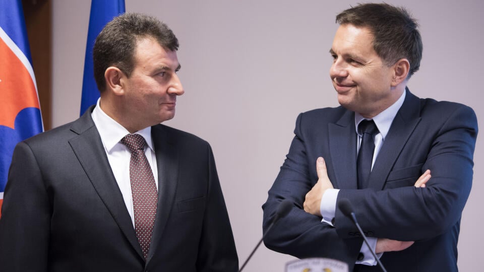 Bývalý minister financií SR Peter Kažimír (vpravo) a bývalý prezident finančnej správy František Imrecze.