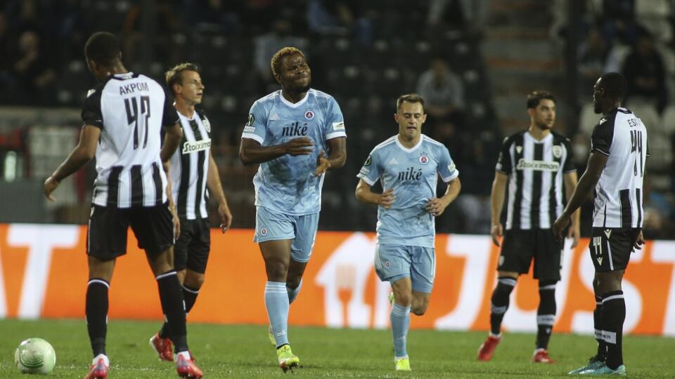 WA 59 Solún - Futbalista Slovana Bratislava Ezekiel Henty sa teší po strelení vyrovnávajúceho gólu na 1:1 v zápase 2. kola skupinovej fázy Európskej konferenčnej ligy PAOK Solún - ŠK Slovan Bratislava v Solúne vo štvrtok 30. septembra 2021. FOTO TASR/AP
Slovan's Ezekiel Henty, center left, celebrates the opening goal of his team against PAOK during the Europa Conference League, group F soccer match, between PAOK and Slovan Bratislava at Toumba stadium in the northern city of Thessaloniki, Gree