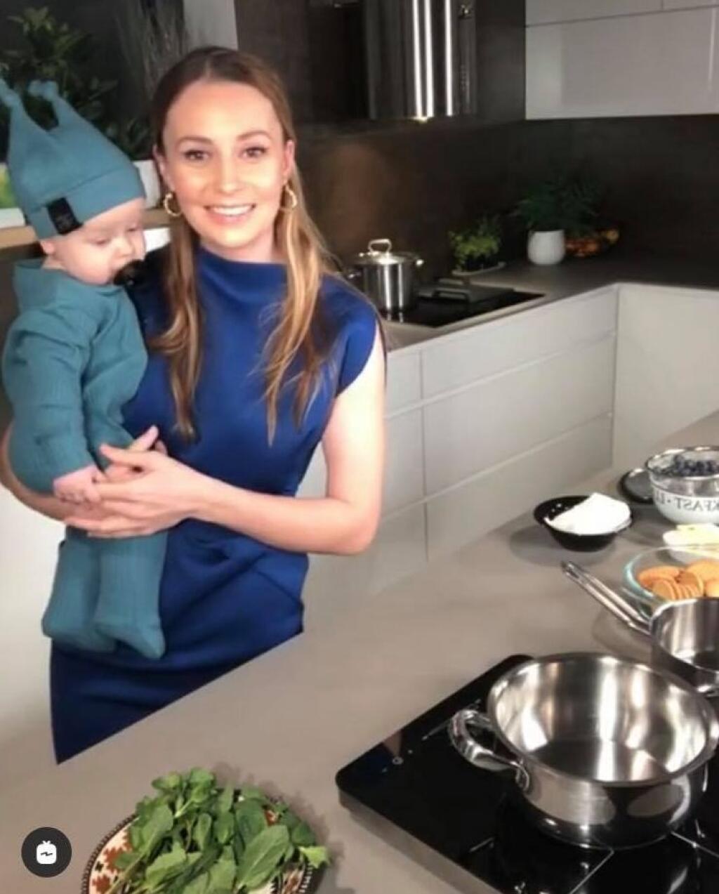 Čírová je veľká milovníčka varenia a pečenia. V bielej kuchyni tak trávi veľa času.
