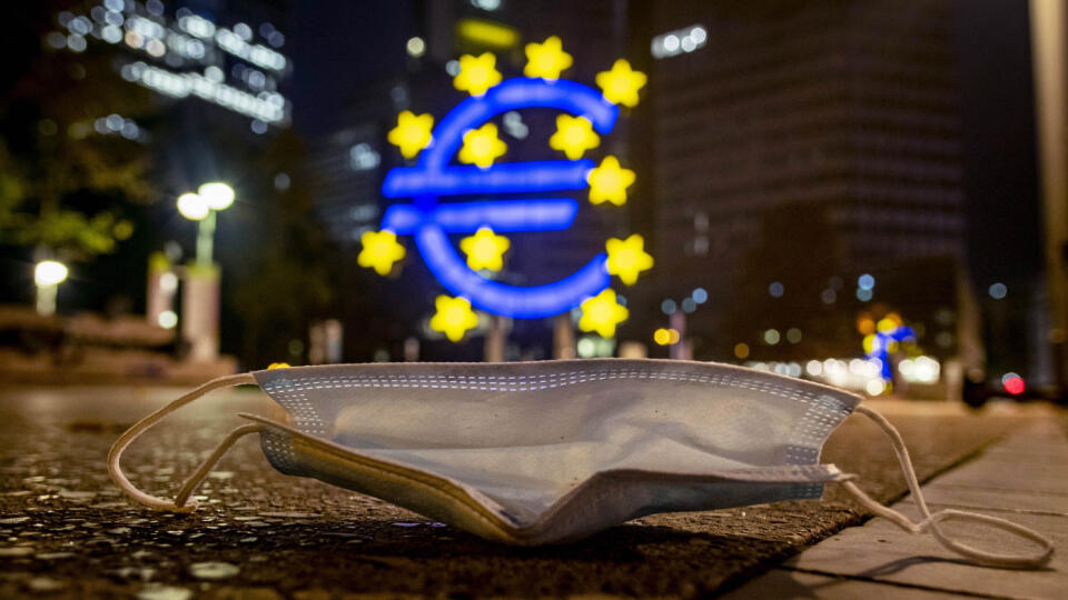 WA 23 Frankfurt nad Mohanom - Jednorázové ochranné rúško je odhodené na chodníku neďaleko loga eura v nemeckom meste Frankfurt nad Mohanom v pondelok 19. októbra 2020. FOTO TASR/AP
A face mask was left behind near the Euro sculpture in Frankfurt, Germany, early Monday, Oct. 19, 2020. (AP Photo/Michael Probst)