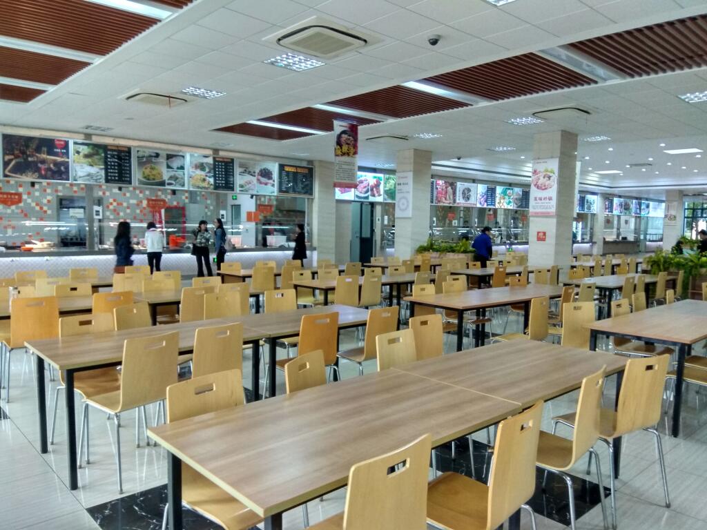 Shanghai Jiao Tong University - hlavná jedáleň. V areáli sú ešte dve, jedna moslimská a jedna reštaurácia.