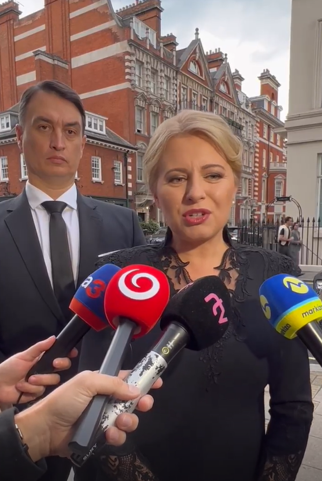 Prezidentka po prílete do Londýna povedala médiám, že Londýn je plný ľudí, ktorí čakajú na príležitosť pokloniť sa zosnulej kráľovnej Alžbete II.